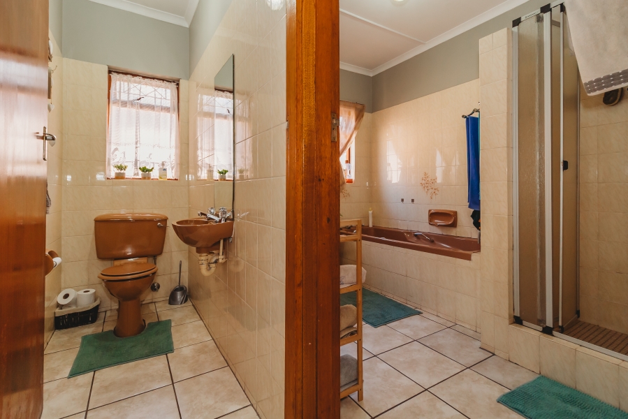 5 Bedroom Property for Sale in Heatherlands Western Cape